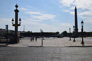 Paris 'ten kısa bir süre sonra, sokaklar ve anıtlar