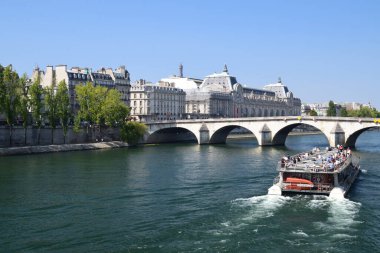 Paris 'ten kısa bir süre sonra, sokaklar ve anıtlar