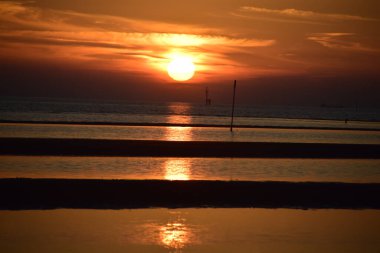 Grado Adası, deniz manzaralı. Adriyatik Denizi 'nin tepesindeki küçük köy, Friuli' de.