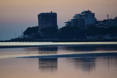 Grado Adası, deniz manzaralı. Adriyatik Denizi 'nin tepesindeki küçük köy, Friuli' de.