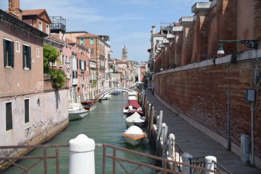 Venedik, tarihi binalar, Büyük Kanal, San Marco Meydanı. Yürüyen bir yalak Harika ve eşsiz bir şehir