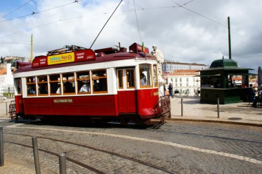 Kırmızı tramvay Lizbon