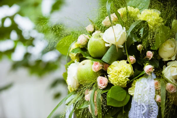 Свадебное украшение цветами с яблоком — стоковое фото