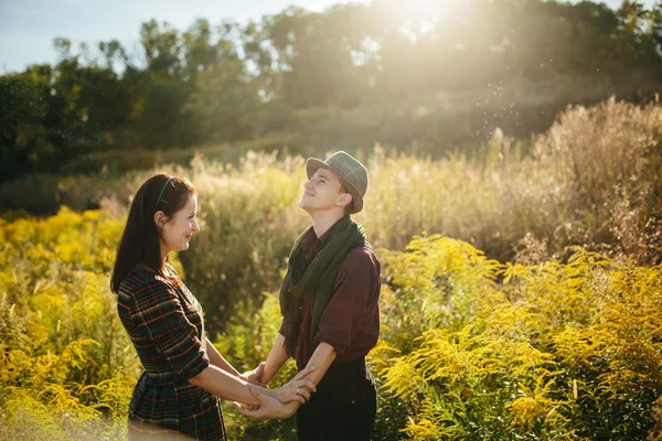 Young couple holding hands. In Nature sunrise — Stock Photo, Image
