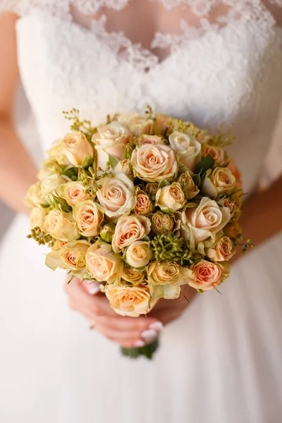 El ramo hermoso de boda en las manos de la novia — Foto de Stock