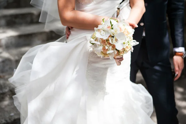 El ramo hermoso de boda en las manos de la novia — Foto de Stock