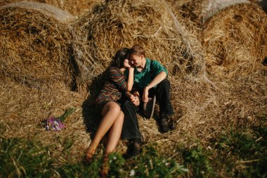 seven çift buğday alanında genç