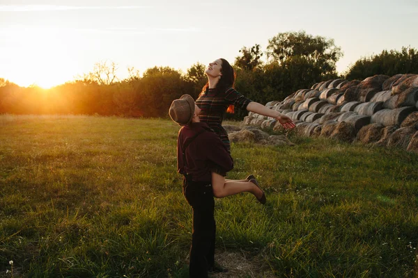 Jovem casal atraente feliz andando juntos, ao ar livre — Fotografia de Stock