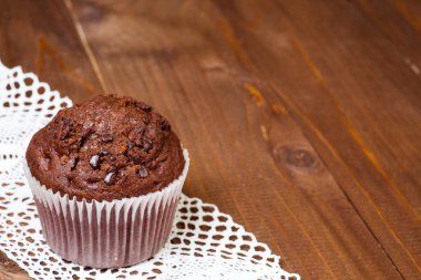 koyu ahşap masa üzerinde çikolatalı Muffin