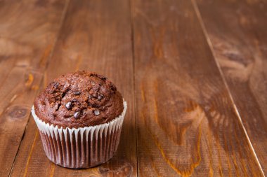 koyu ahşap masa üzerinde çikolatalı Muffin