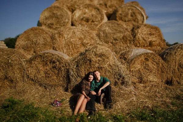 Jovem casal amoroso no campo de trigo — Fotografia de Stock