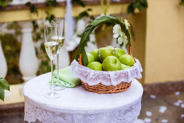 Wedding glasses and rings. — Stock Photo, Image