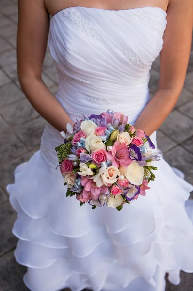 美しい結婚式の花嫁の手に花束 — ストック写真