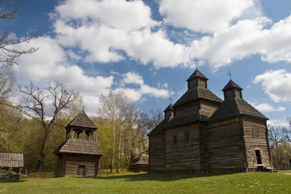 Деревянная церковь летом — стоковое фото