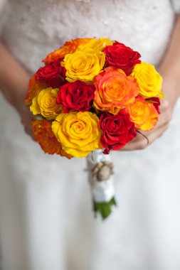 Güzel gelinin elinde bir buket düğün