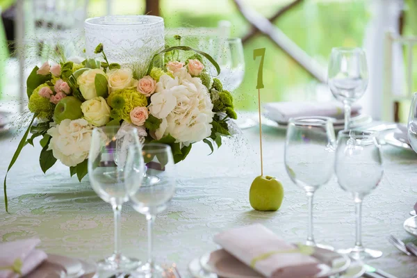 Configuração de mesa de verão em verde com maçã — Fotografia de Stock