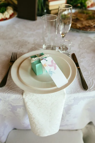Marcações de mesa de casamento com bela decoração — Fotografia de Stock
