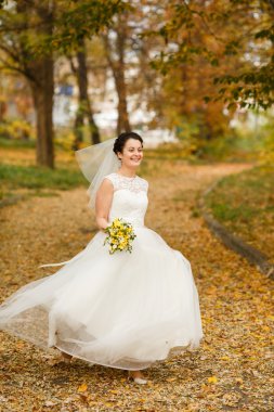 Güzel genç gelin muhteşem bir düğün elbise iplik doğa, mutluluk, eğlence