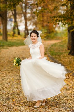 Güzel genç gelin muhteşem bir düğün elbise iplik doğa, mutluluk, eğlence