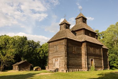 Parktaki ahşap kilise.