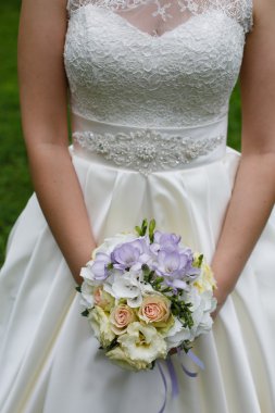 Güzel gelinin elinde bir buket düğün