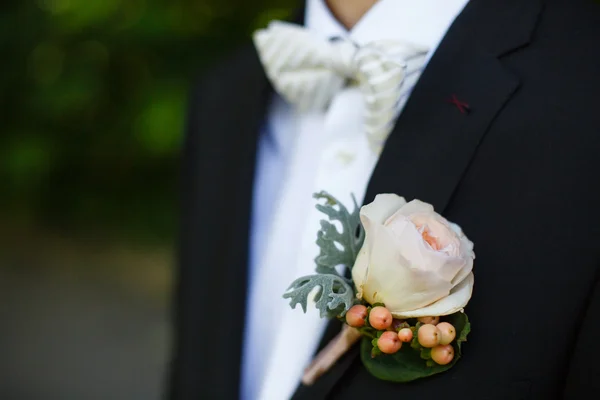 Τριαντάφυλλο σε σακάκι κοστούμι του γαμπρού — Φωτογραφία Αρχείου