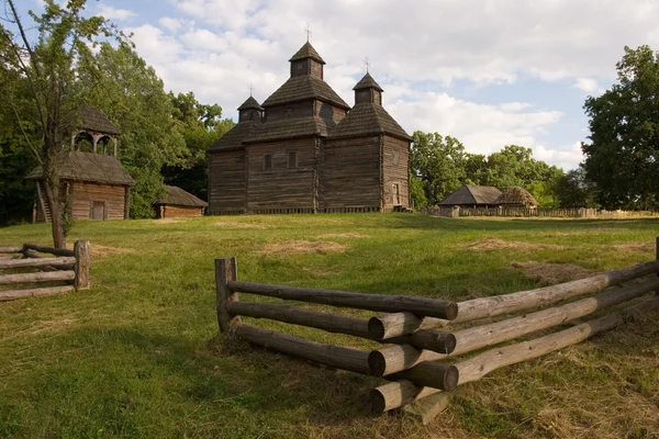 Houten kerk in het park — Stockfoto