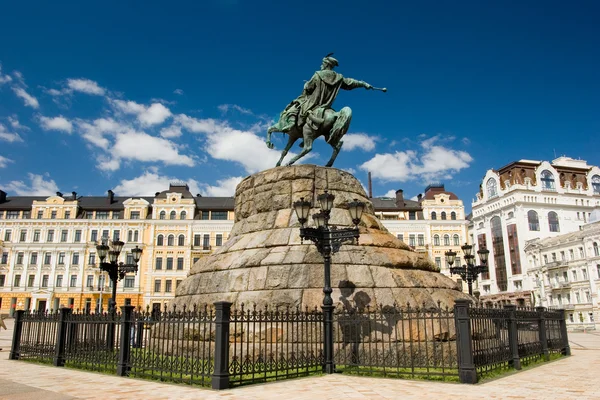 Historiska monument av berömda ukrainska hetman bogdan Chmelnitskij — Stockfoto