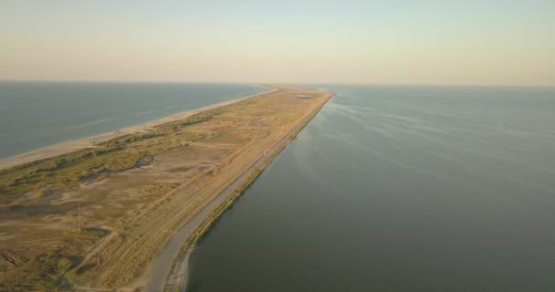 Letecký pohled na Národní přírodní park Tuzly Estuary v blízkosti pobřeží Černého moře, Ukrajina — Stock video