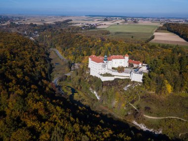 Polonya, Krakow yakınlarındaki Pieskowa Skala Ortaçağ şatosu. Güzel sonbaharda hava manzarası