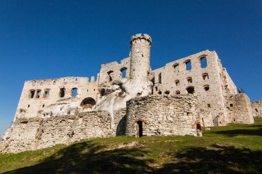 Polonya 'nın Ogrodzieniec kentindeki kayadaki ortaçağ şatosunun hava manzarası. Silezya 'da Polonya' nın Jurassic Highland bölgesindeki Kartal Yuvaları adlı kalelerden biri..