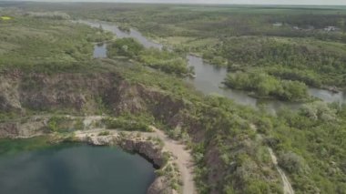 Ukrayna 'nın Mihiia köyü, Güney Böcek nehri yakınlarındaki sel basmış granit ocağı yerine Radon Gölü' ne giden hava manzarası. Dinlenmek için ünlü bir yer.