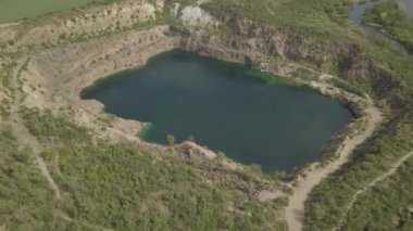Ukrayna 'nın Mihiia köyü, Güney Böcek nehri yakınlarındaki sel basmış granit ocağı yerine Radon Gölü' ne giden hava manzarası. Dinlenmek için ünlü bir yer.