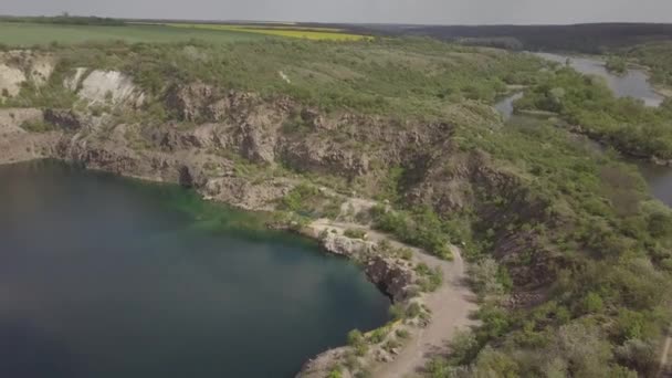 南バグ川 Mihiia村 ウクライナの近くの洪水花崗岩採石場の代わりにラドン湖への空中ビュー 休息のための有名な場所 — ストック動画