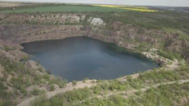 Ukrayna 'nın Mihiia köyü, Güney Böcek nehri yakınlarındaki sel basmış granit ocağı yerine Radon Gölü' ne giden hava manzarası. Dinlenmek için ünlü bir yer.