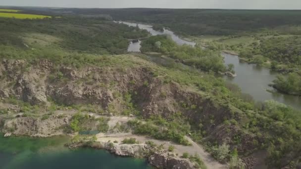 南バグ川 Mihiia村 ウクライナの近くの洪水花崗岩採石場の代わりにラドン湖への空中ビュー 休息のための有名な場所 — ストック動画