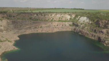 Ukrayna 'nın Mihiia köyü, Güney Böcek nehri yakınlarındaki sel basmış granit ocağı yerine Radon Gölü' ne giden hava manzarası. Dinlenmek için ünlü bir yer.