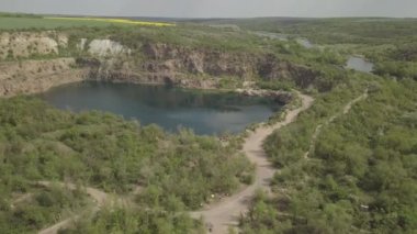 Ukrayna 'nın Mihiia köyü, Güney Böcek nehri yakınlarındaki sel basmış granit ocağı yerine Radon Gölü' ne giden hava manzarası. Dinlenmek için ünlü bir yer.
