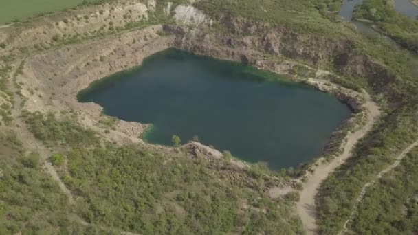 南バグ川 Mihiia村 ウクライナの近くの洪水花崗岩採石場の代わりにラドン湖への空中ビュー 休息のための有名な場所 — ストック動画