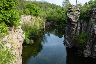 Güneşli bir günde Buky Canyon 'a harika bir hava manzarası. Hirskyi Tikich nehri üzerindeki Buki Kanyonu, Çerkassi bölgesi, Ukrayna