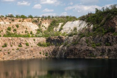 Ukrayna 'nın Mihiia köyü, Güney Böcek nehri yakınlarındaki taşlı granit ocağı yerine Radon Gölü' ne bakın. Dinlenmek için ünlü bir yer.