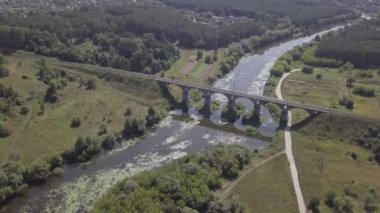 Sluch, Novograd Volynsky, Ukrayna üzerindeki güzel demiryolu köprüsü.