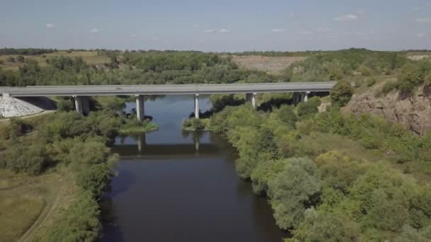 Ukrayna 'nın Novograd Volynsky yakınlarındaki Sluch nehri üzerindeki araba köprüsü. — Stok video