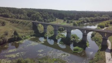 Sluch, Novograd Volynsky, Ukrayna üzerindeki güzel demiryolu köprüsü.