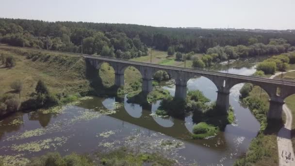 우크라이나, 슬러흐, 노보 그라드 볼 린스키 강을 가로지르는 아름다운 철도 다리 고가교 — 비디오