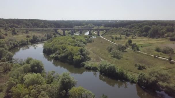 乌克兰Novograd Volynsky斯卢奇河上美丽的铁路桥高架桥 — 图库视频影像