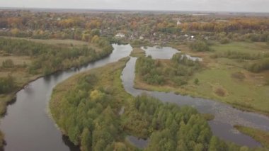 Ukrayna 'nın Chernihiv bölgesindeki Sednev köyü yakınlarında sonbaharda Snov nehrinin havadan görünüşü.