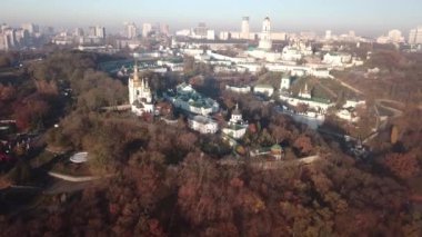 Kyiv şehri merkezindeki tepelerde Kyiv Pechersk Lavra 'nın sabah sisi, Kyiv ve Ukrayna ile kaplı Dnipro nehrinin manzarası.