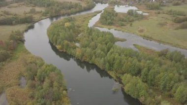 Ukrayna 'nın Chernihiv bölgesindeki Sednev köyü yakınlarında sonbaharda Snov nehrinin havadan görünüşü.