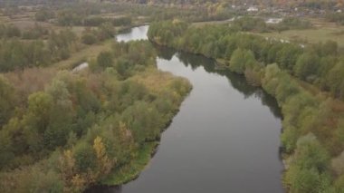 Ukrayna 'nın Chernihiv bölgesindeki Sednev köyü yakınlarında sonbaharda Snov nehrinin havadan görünüşü.